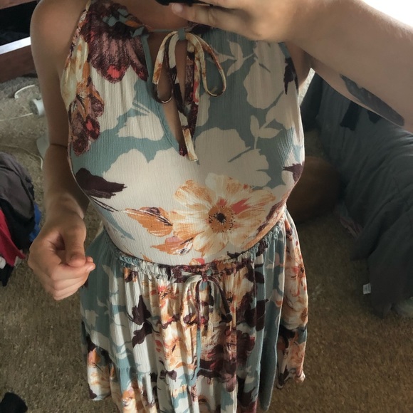 Super Cute & Flowy Summer Dress - Picture 5 of 7